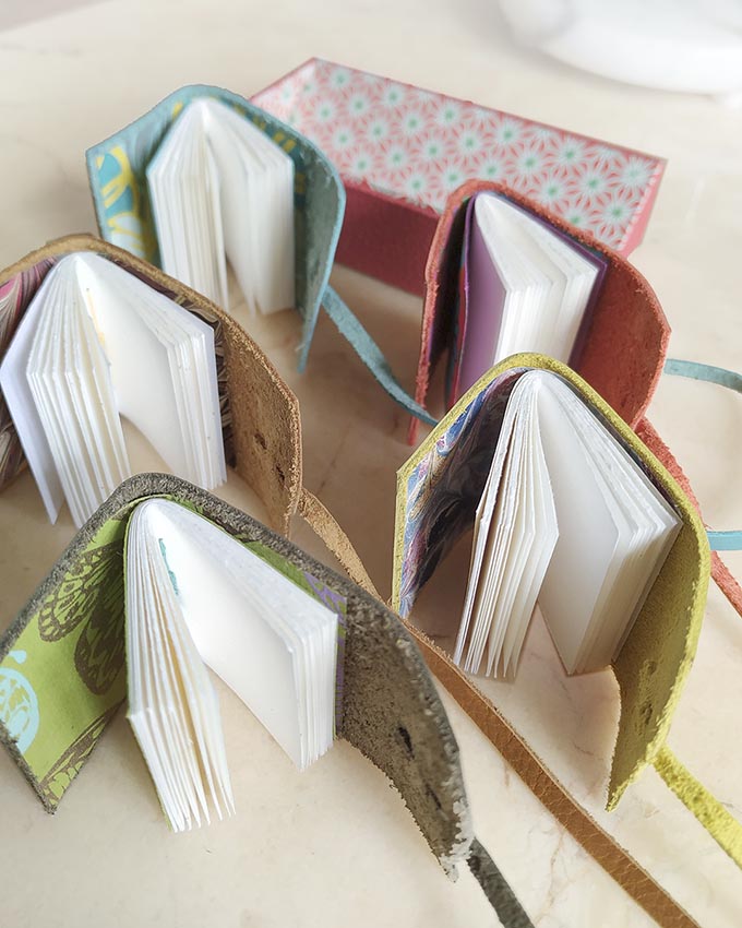 Taller de mini cuadernos con cubierta flexible en piel, impartido por Montserrat Muñoz, en Creando libros de Santander